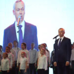 Андрей Травников поздравил медалистов 2025 года с успешным окончанием школы