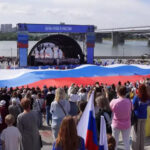 При участии «Единой России» в НСО отметили День государственного флага