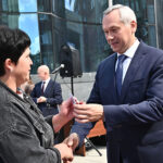 Губернатор накануне Дня знаний вручил ключи от автомобилей многодетным семьям
