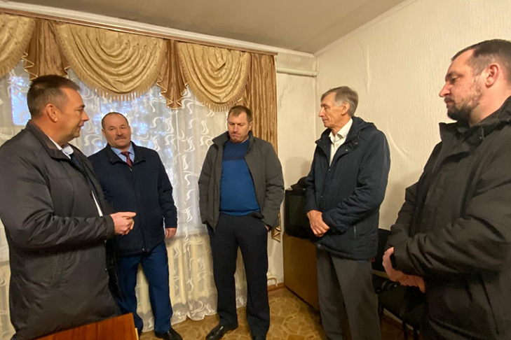 ВРИО главы Усть-Таркского района Дмитрий Шиберт посетил дорожное предприятие