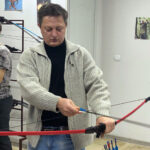 В Искитиме герой СВО Николай Медведев учит молодежь стрелять из лука