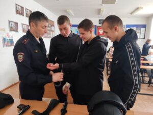 Учащиеся Богословской школы побывали в отделении полиции “Усть-Таркское”