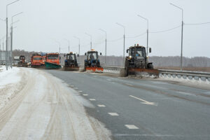 Дорожные службы НСО приведены в усиленный режим работы для оперативной очистки трасс от снега
