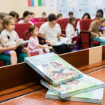 Первые экземпляры «Книги для Темы. История Алены» вручили пациентам детской больницы в Новосибирске