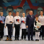 Медали за спасение людей вручили детям-героям в Новосибирской области