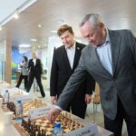 Губернатор сыграл е2-е4: Андрей Травников и Сергей Карякин открыли шахматный клуб
