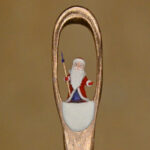 Новосибирский мастер микроминиатюр создал самого маленького в мире Деда Мороза