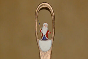 Новосибирский мастер микроминиатюр создал самого маленького в мире Деда Мороза