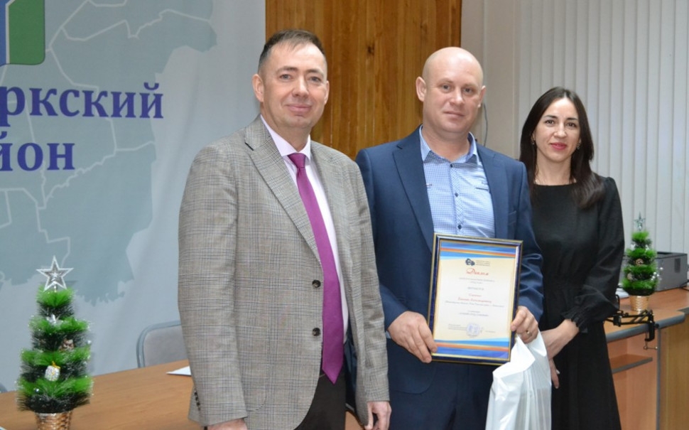 В Усть-Тарке наградили победителей областного конкурса «Отец года»