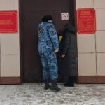 Под Новосибирском мать-кукушка попыталась сбежать от пристава через окно