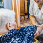 Более 4,5 тысяч новосибирцев ежегодно проходят обучение в школах родственного ухода по нацпроекту