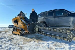 Спасатели начали пилить лед на новосибирских реках