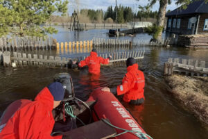 Людей спасают на лодках: режим ЧС ввели в Колыванском районе