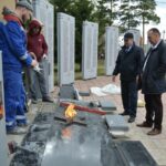 В Усть-Тарке устанавливают Вечный огонь