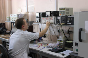 Губернатор Травников оценил технологичные возможности производителя приборов ночного видения