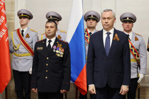 Андрей Травников наградил полицейских за участие в СВО