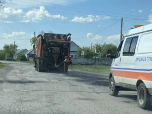 В Усть-Таркском районе начался ямочный ремонт дорог