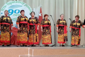 Вокальная группа из Еланки встречает зрителя в новых костюмах