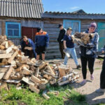 В Еланке волонтёры помогли маме участника СВО справиться с хозяйством