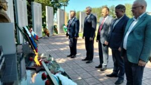 Вечный огонь Усть-Тарки объединил региональных лидеров и депутатов