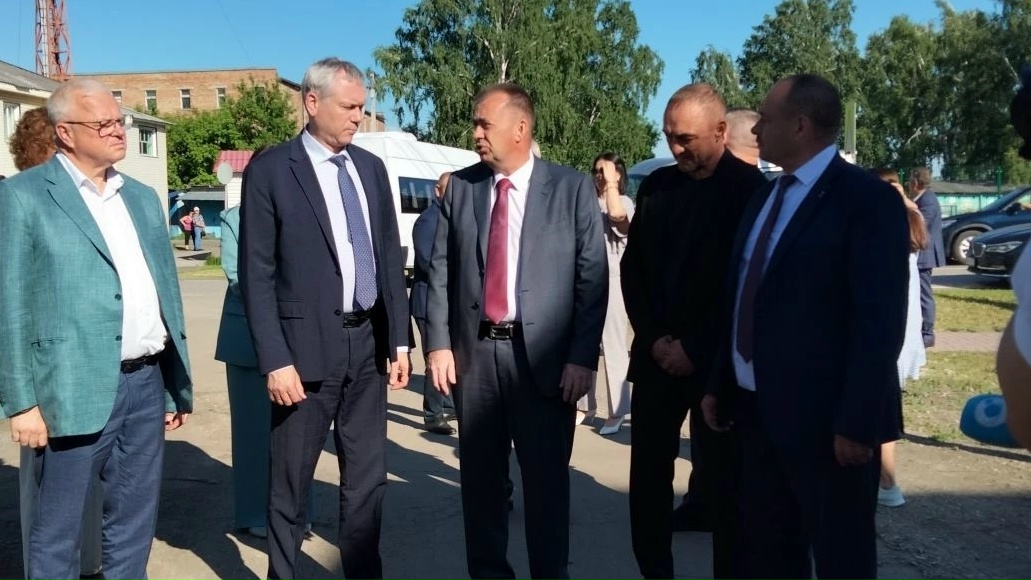 В ходе визита в Усть-Тарку руководители региона обсудили строительство многоквартирного жилья
