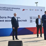 Министр труда и социальной защиты РФ Антон Котяков и Губернатор Андрей Травников приветствовали участников Всероссийской ярмарки трудоустройства