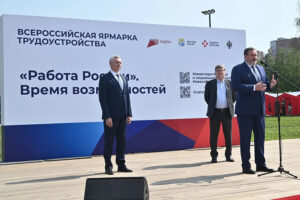 Министр труда и социальной защиты РФ Антон Котяков и Губернатор Андрей Травников приветствовали участников Всероссийской ярмарки трудоустройства