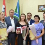 Золотой успех: выпускница Усть-Таркской школы Ангелина Карачкова удостоена медали «За особые успехи в учении»