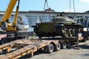 Танк Т-62 заметили на улице Усть-Тарки