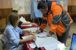 Гражданская ответственность: трудовые коллективы района активно голосуют в первый день выборов